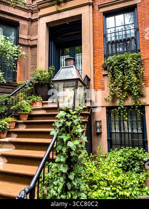 Lampe à gaz devant une belle maison de ville en brique sur la 13ème rue à Greenwich Village, New York City, New York, États-Unis Banque D'Images
