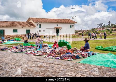 Cusco, Pérou - 15 mars 2025 : vendeurs de textiles traditionnels et d'artisanat sur le site archéologique de Chinchero, Pérou. Banque D'Images