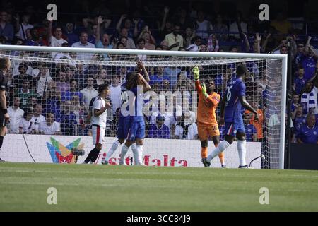 Chelsea, Londres, Royaume-Uni. 10 août 2025. Les joueurs de Chelsea rue cette occasion de marquer lors du Chelsea Football Club vs AC Milan lors du ÔVisit Malta WeekenderÕ Friendly at Stamford Bridge, Londres, Royaume-Uni crédit : Motofoto/Alamy Live News Banque D'Images