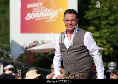 Stefan Mross - Immer wieder sonntags, Folge 9 modérateur Stefan Mross mit Immer wieder sonntags Banner im Hintergrund. ARD-Unterhaltungsshow Immer Wieder sonntags. TV-Aufzeichnung und Live-Übertragung vom 10.08.2025 aus dem Wasserpark Rulantica, Rust. Baden-Württemberg, Deutschland. *** Stefan Mross Immer Wieder sonntags, épisode 9 présentateur Stefan Mross avec Immer Wieder sonntags bannière en arrière-plan ARD spectacle de divertissement Immer Wieder sonntags enregistrement TV et diffusion en direct du 10 08 2025 depuis le parc aquatique Rulantica, Rust Baden Württemberg, Allemagne Banque D'Images