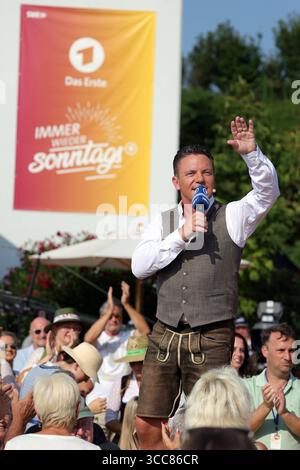 Stefan Mross - Immer wieder sonntags, Folge 9 modérateur Stefan Mross mit Immer wieder sonntags Banner im Hintergrund. ARD-Unterhaltungsshow Immer Wieder sonntags. TV-Aufzeichnung und Live-Übertragung vom 10.08.2025 aus dem Wasserpark Rulantica, Rust. Baden-Württemberg, Deutschland. *** Stefan Mross Immer Wieder sonntags, épisode 9 présentateur Stefan Mross avec Immer Wieder sonntags bannière en arrière-plan ARD spectacle de divertissement Immer Wieder sonntags enregistrement TV et diffusion en direct du 10 08 2025 depuis le parc aquatique Rulantica, Rust Baden Württemberg, Allemagne Banque D'Images