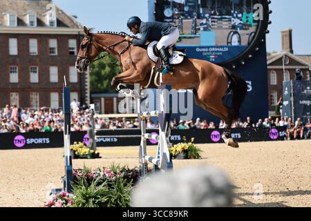 Londres, Royaume-Uni. 10 août 2025. Guido Grimaldi (ITA) Riding Gentleman lors du CSI5* Longines Global Champions Tour Grand Prix de Londres au Longines Global Champions Tour Londres le 10 août 2025, Londres, Royaume-Uni (photo de Maxime David Credit : MXIMD Pictures/Alamy Live News Banque D'Images