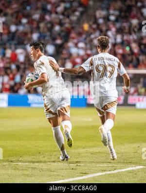 Bridgeview, États-Unis. 09 août 2025. Le fils de l'attaquant du Los Angeles FC Heung-min (7 ans) vu en action avec Denis Bouanga (99 ans) lors du match Chicago Fire FC vs LAFC au SeatGeek Stadium. Score final Chicago Fire 2 : 2 crédit LAFC : SOPA images Limited/Alamy Live News Banque D'Images