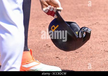 Pittsburgh, États-Unis. 10 août 2025. Oneil Cruz (15 ans), outfielder des Pirates de Pittsburgh, récupère son casque cassé après l'avoir jeté à terre en troisième manche au PNC Park le dimanche 10 août 2025 à Pittsburgh. Photo par Archie Carpenter/UPI crédit : UPI/Alamy Live News Banque D'Images