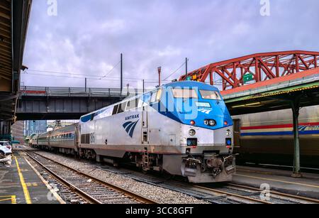 Portland, Oregon - 22 juin 2025 : train de passagers Amtrak Cascades sur le quai de la gare historique Union Station. Le pont rouge de Broadway est visible en arrière-plan Banque D'Images