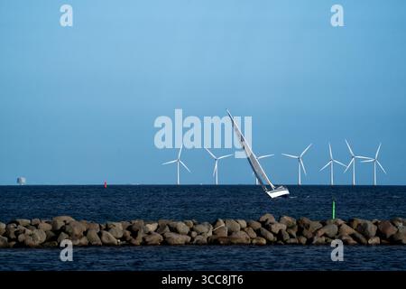 Voilier et éoliennes offshore au-delà de Rocky Breakwater Banque D'Images