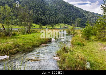 Un ruisseau se jette dans Pillersee, un lac dans la vallée de PillerseeValley près du village de Sankt Ulrich am Pillersee, Tyrol, Autriche Banque D'Images