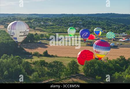 Ballons d'air chaud décollant de Labastide-MarNHAC près de Cahors dans le Sud-Ouest de la France. Banque D'Images