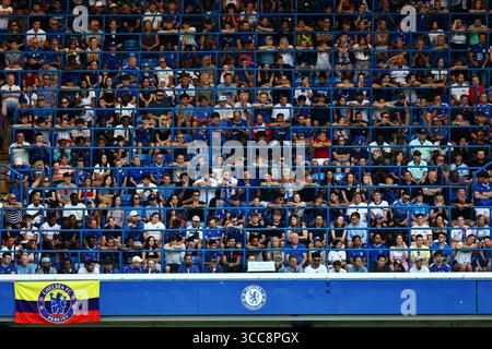 Londres, Royaume-Uni. 10 août 2025. Fans de Chelsea pendant Chelsea et AC Milan match de football, pré-saison amicale, Stamford Bridge Stadium , Londres Royaume-Uni. Crédit : Michael Zemanek crédit : Michael Zemanek/Alamy Live News Banque D'Images