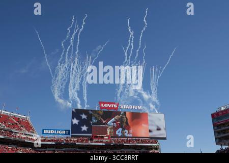 9 août 2025 ; Santa Clara, Californie, États-Unis ; des feux d’artifice illuminent au-dessus du nouvel écran 4K plus grand après le chant de l’hymne national avant le début du match entre les 49ers de San Francisco et les Broncos de Denver au Levi’s Stadium. Obligatoire (Stan Szeto / image du sport) Banque D'Images