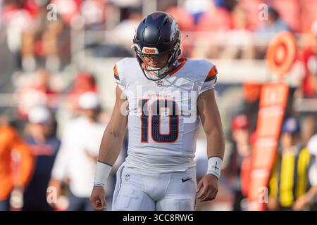 9 août 2025 ; Santa Clara, Californie, États-Unis ; le quarterback des Broncos de Denver Bo Nix (10 ans) lors du premier quart-temps contre les 49ers de San Francisco au Levi’s Stadium. Obligatoire (Stan Szeto / image du sport) Banque D'Images