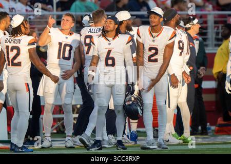 9 août 2025 ; Santa Clara, Californie, États-Unis ; le quarterback des Broncos de Denver, Bo Nix (10), le Safety P.J. Locke (6) et le cornerback Pat Surtain II (2) regardent le replay sur grand écran lors du troisième quart-temps contre les 49ers de San Francisco au Levi’s Stadium. Obligatoire (Stan Szeto / image du sport) Banque D'Images