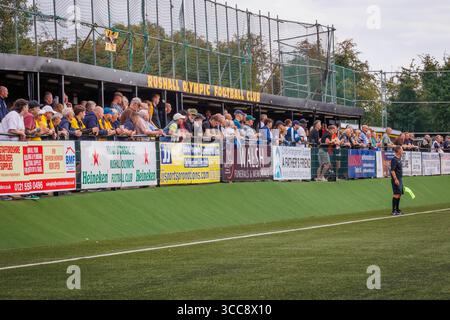 Foule de supporters regardant un match de football NPL premier League sur leur terrain artificiel 4G à Dales Lane, Rushall, Walsall Banque D'Images