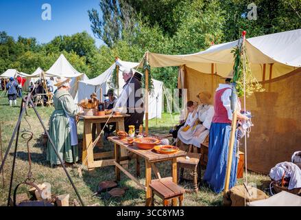The Sealed Knot a reconstitué la guerre civile du XVIIe siècle de Culcheth dans le Cheshire où royalistes et parlementaires se sont affrontés dans la bataille. Banque D'Images