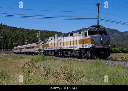 Rodeo Road Crossing 8-2-2025 Williams AZ USA Grand Canyon Railway au départ de Williams AZ pour son voyage quotidien de 64 km vers le parc national du Grand Canyon Banque D'Images