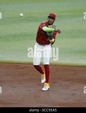 Phoenix, Arizona, États-Unis. 10 août 2025 : Geraldo Perdomo (2), l'arrêt court des Diamondbacks de l'Arizona, se classe deuxième dans le match entre les Rockies du Colorado et les Diamondbacks de l'Arizona à Chase Field à Phoenix, Arizona. Michael Cazares/CSM. Crédit : Cal Sport Media/Alamy Live News Banque D'Images