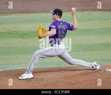 Phoenix, Arizona, États-Unis. 10 août 2025 : le lanceur Tanner Gordon (29 ans) du Colorado commence le match entre les Rockies du Colorado et les Diamondbacks de l'Arizona à Chase Field à Phoenix, Arizona. Michael Cazares/CSM. Crédit : Cal Sport Media/Alamy Live News Banque D'Images