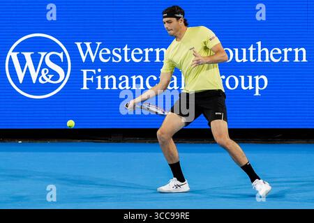 MASON, OH - 9 août : Taylor Fritz (USA) retourne un tir à Emilio Nava (non représenté) lors du deuxième tour des singles masculins à l'Open de Cincinnati 2025 Banque D'Images