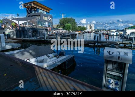 Port de plaisance Citymarina à Berlin Rummelsburg avec restaurant en bord de mer, bateaux de plaisance et atmosphère ensoleillée d'été. Banque D'Images