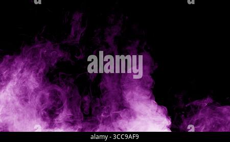 fumée violette sur fond noir. Banque D'Images