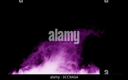fumée violette sur fond noir. Banque D'Images