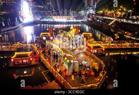 Pékin, Chine. 9 août 2025. Une photo prise par un drone aérien le 9 août 2025 montre un marché de l'eau sur la rivière Gongshui dans le comté de Xuan'en, dans la préfecture autonome d'Enshi Tujia et de Miao, dans la province du Hubei en Chine centrale. Crédit : Song Wen/Xinhua/Alamy Live News Banque D'Images