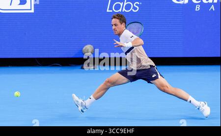 MASON, OH - 9 août : Roberto Carballes Baena (ESP) retourne un tir de Frances Tiafoe (non photographié) lors du deuxième tour de simples hommes au 2025 Banque D'Images