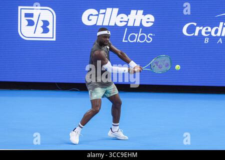 MASON, OH - 9 août : Frances Tiafoe (USA) retourne un tir de Roberto Carballes Baena (non photographié) lors de la deuxième ronde de simples hommes à la 2025 Banque D'Images