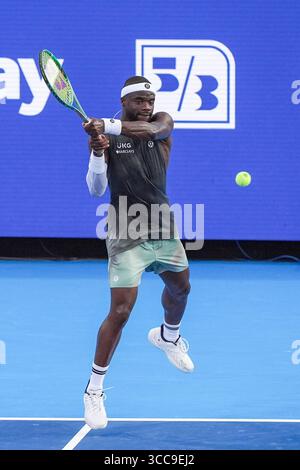 MASON, OH - 9 août : Frances Tiafoe (USA) retourne un tir de Roberto Carballes Baena (non photographié) lors de la deuxième ronde de simples hommes à la 2025 Banque D'Images