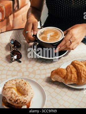 Femme tenant Latte avec Latte Art et Lavande Banque D'Images