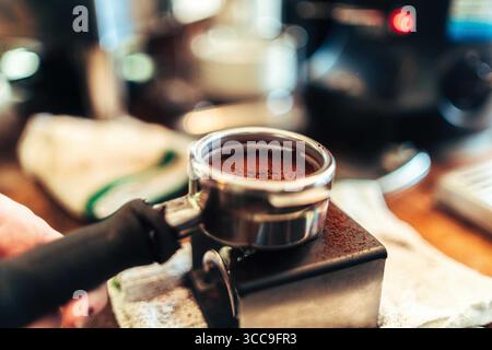 Plateau à espresso tassé prêt pour la préparation Banque D'Images