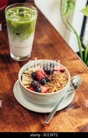 Bol à granola et baies avec matcha glacé (autre) Banque D'Images