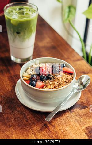 Bol à granola et baies avec matcha glacé (autre) Banque D'Images