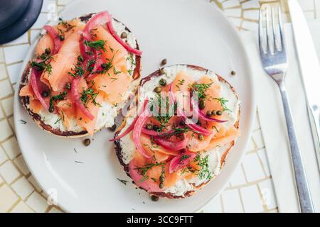 Bagel de bœuf avec latte et pâtisserie — scène de table de café Banque D'Images