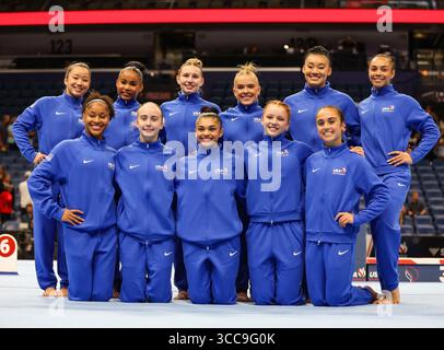 La Nouvelle-Orléans, États-Unis. 10 août 2025 : les nouveaux membres de l'équipe nationale féminine senior de gymnastique américaine 2025 suivent la conclusion de la deuxième journée féminine senior des Championnats américains de gymnastique Xfinity 2025 au Smoothie King Center à la Nouvelle-Orléans, LOUISIANE. Kyle Okita/CSM crédit : Cal Sport Media/Alamy Live News Banque D'Images