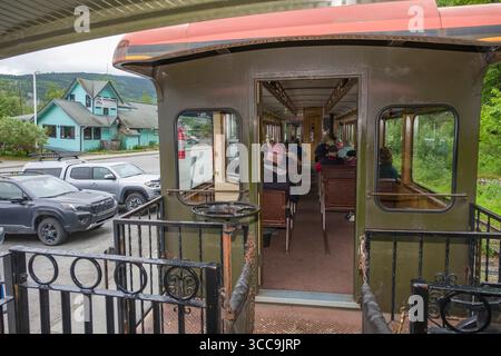 Touriste assis dans Skagway White Pass Railroad Railcar, Skagway, Alaska, États-Unis Banque D'Images