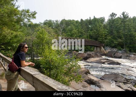 Onaping, Ontario, Canada. 5 août 2025. Visiteur du belvédère A.Y. Jackson à Onaping, en Ontario, profitez de la vue sur les chutes d'eau et la nature. Le belvédère A.Y. Jackson à Onaping, en Ontario, offre une vue imprenable sur High Falls, où la rivière Onaping coule 55 mètres au-dessus du bouclier canadien. Nommé d'après l'artiste du Groupe des sept A.Y. Jackson, le site propose des sentiers accessibles, y compris une visite géologique à pied autoguidée, permettant aux visiteurs d'explorer la riche histoire naturelle et géologique de la région. (Crédit image : © Shawn Goldberg/SOPA images via ZUMA Press Wire) USAGE ÉDITORIAL SEULEMENT ! Pas pour Co Banque D'Images