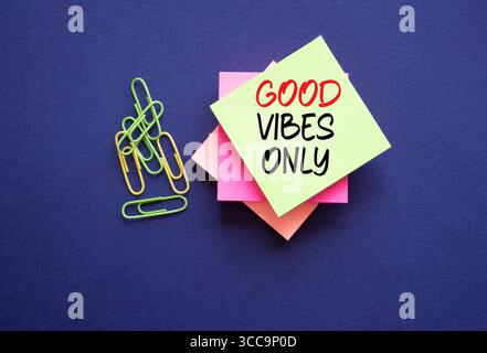 Symbole Good Vibes uniquement. Notes adhésives avec mots conceptuels Good Vibes uniquement. Beau fond bleu profond. Concept Business and Good Vibes Only. Copier sp Banque D'Images