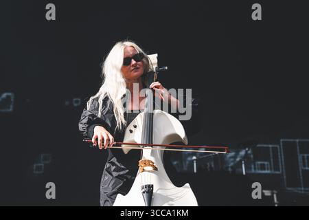 Skanderborg, Danemark. 10 août 2025. Le groupe britannique de musique électronique Clean Bandit donne un concert en direct lors du festival de musique danois SmukFest 2025 à Skanderborg. Ici, la musicienne Grace Chatto est vue en direct sur scène. Banque D'Images