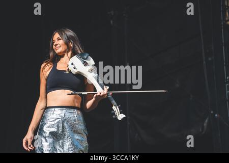 Skanderborg, Danemark. 10 août 2025. Le groupe britannique de musique électronique Clean Bandit donne un concert en direct lors du festival de musique danois SmukFest 2025 à Skanderborg. Ici, la musicienne Stephanie Benedetti est vue en direct sur scène. Banque D'Images