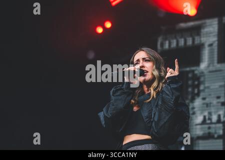 Skanderborg, Danemark. 10 août 2025. Le groupe britannique de musique électronique Clean Bandit donne un concert en direct lors du festival de musique danois SmukFest 2025 à Skanderborg. Ici, la chanteuse Kirsten Joy est vue en direct sur scène. Banque D'Images
