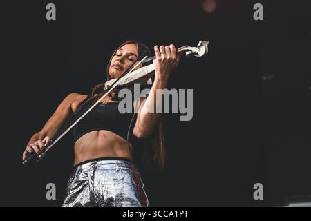 Skanderborg, Danemark. 10 août 2025. Le groupe britannique de musique électronique Clean Bandit donne un concert en direct lors du festival de musique danois SmukFest 2025 à Skanderborg. Ici, la musicienne Stephanie Benedetti est vue en direct sur scène. Banque D'Images