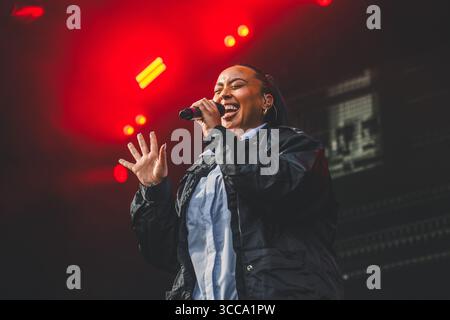 Skanderborg, Danemark. 10 août 2025. Le groupe britannique de musique électronique Clean Bandit donne un concert en direct lors du festival de musique danois SmukFest 2025 à Skanderborg. Ici, la chanteuse Yasmin Green est vue en direct sur scène. Banque D'Images