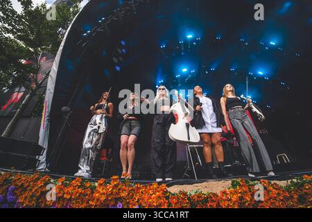 Skanderborg, Danemark. 10 août 2025. Le groupe britannique de musique électronique Clean Bandit donne un concert en direct lors du festival de musique danois SmukFest 2025 à Skanderborg. Banque D'Images