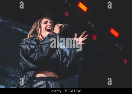 Skanderborg, Danemark. 10 août 2025. Le groupe britannique de musique électronique Clean Bandit donne un concert en direct lors du festival de musique danois SmukFest 2025 à Skanderborg. Ici, la chanteuse Kirsten Joy est vue en direct sur scène. Banque D'Images