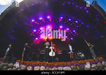 Skanderborg, Danemark. 10 août 2025. Le groupe britannique de musique électronique Clean Bandit donne un concert en direct lors du festival de musique danois SmukFest 2025 à Skanderborg. Banque D'Images