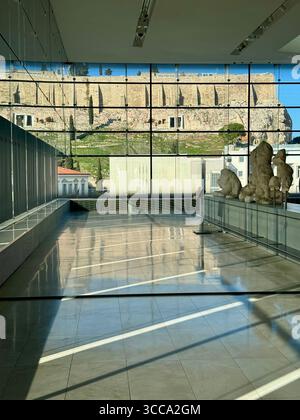 Vue intérieure du Musée de l'Acropole avec l'Acropole visible à travers les grandes fenêtres en verre à Athènes, Grèce. Banque D'Images