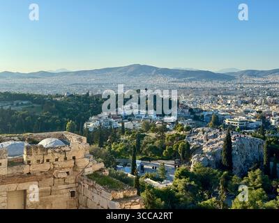 Vue depuis l'Acropole surplombant la colline d'Areopagus et le paysage urbain environnant d'Athènes, Grèce. Banque D'Images