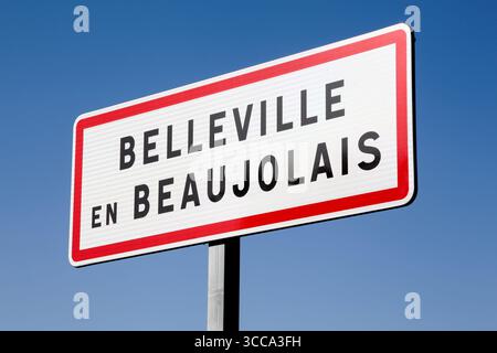 Belleville en Beaujolais panneau routier en France Banque D'Images