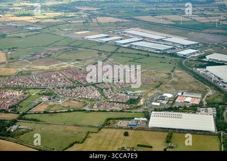 La passerelle du Rugby appelée « Triangle d'Or », des unités de distribution de grands hangars près de Rugby, West Midlands, centre de l'Angleterre, près de J1 M6 Banque D'Images